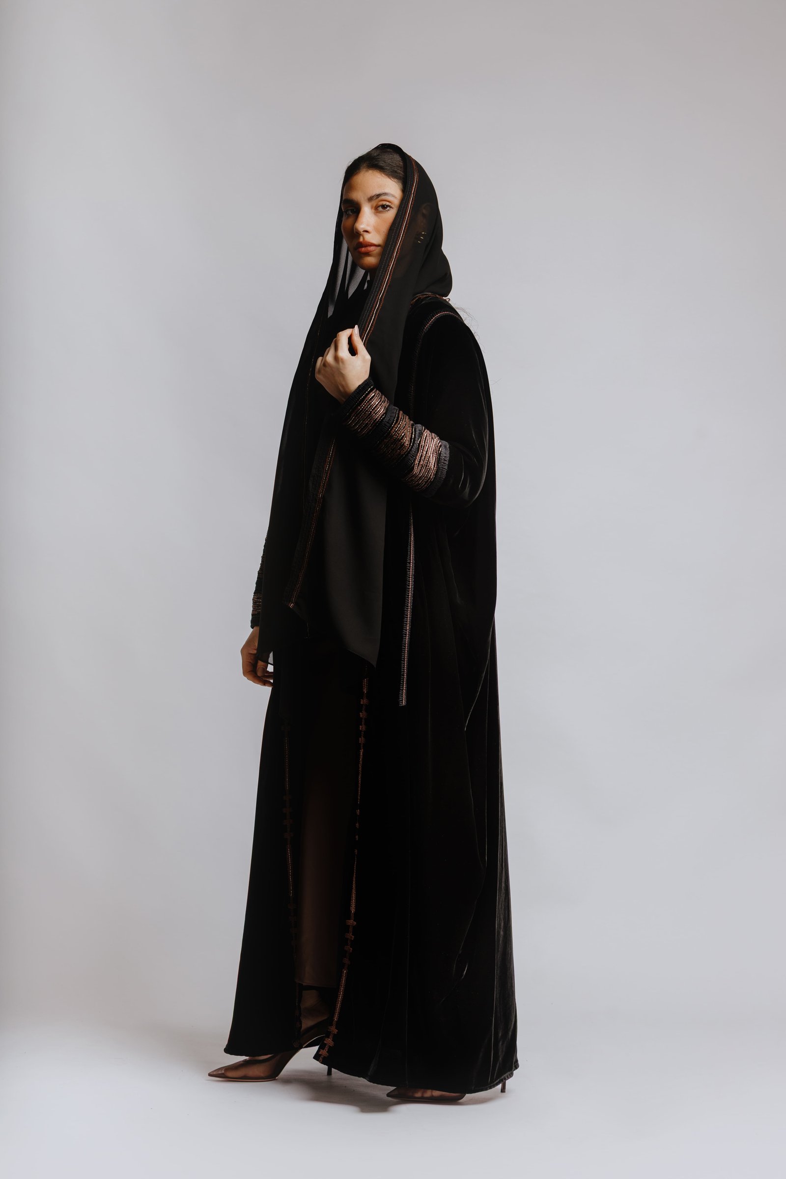 Velvet bisht abaya with embroider - Image 5