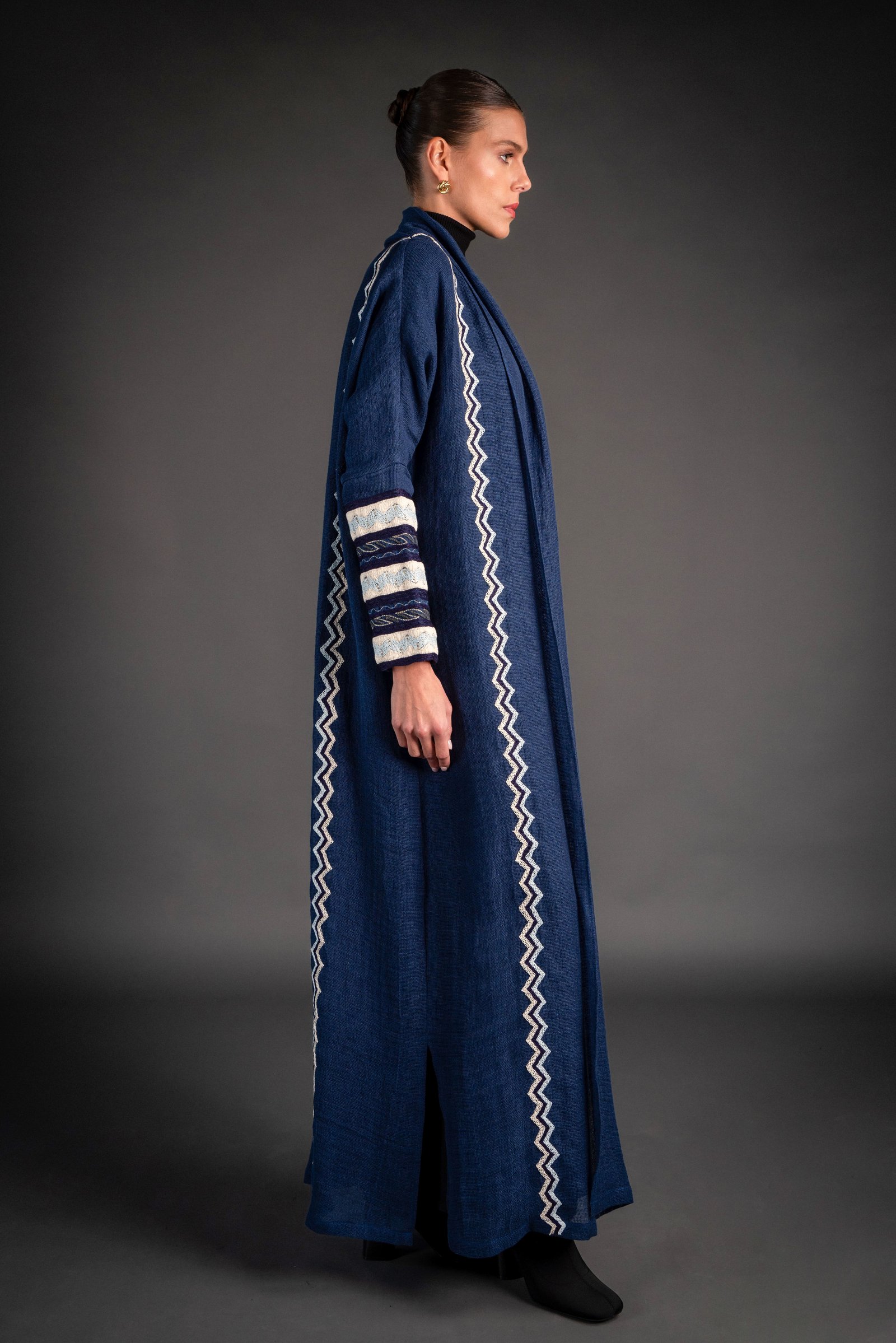 Lenin abaya with embroidery on the sleeve - Image 4