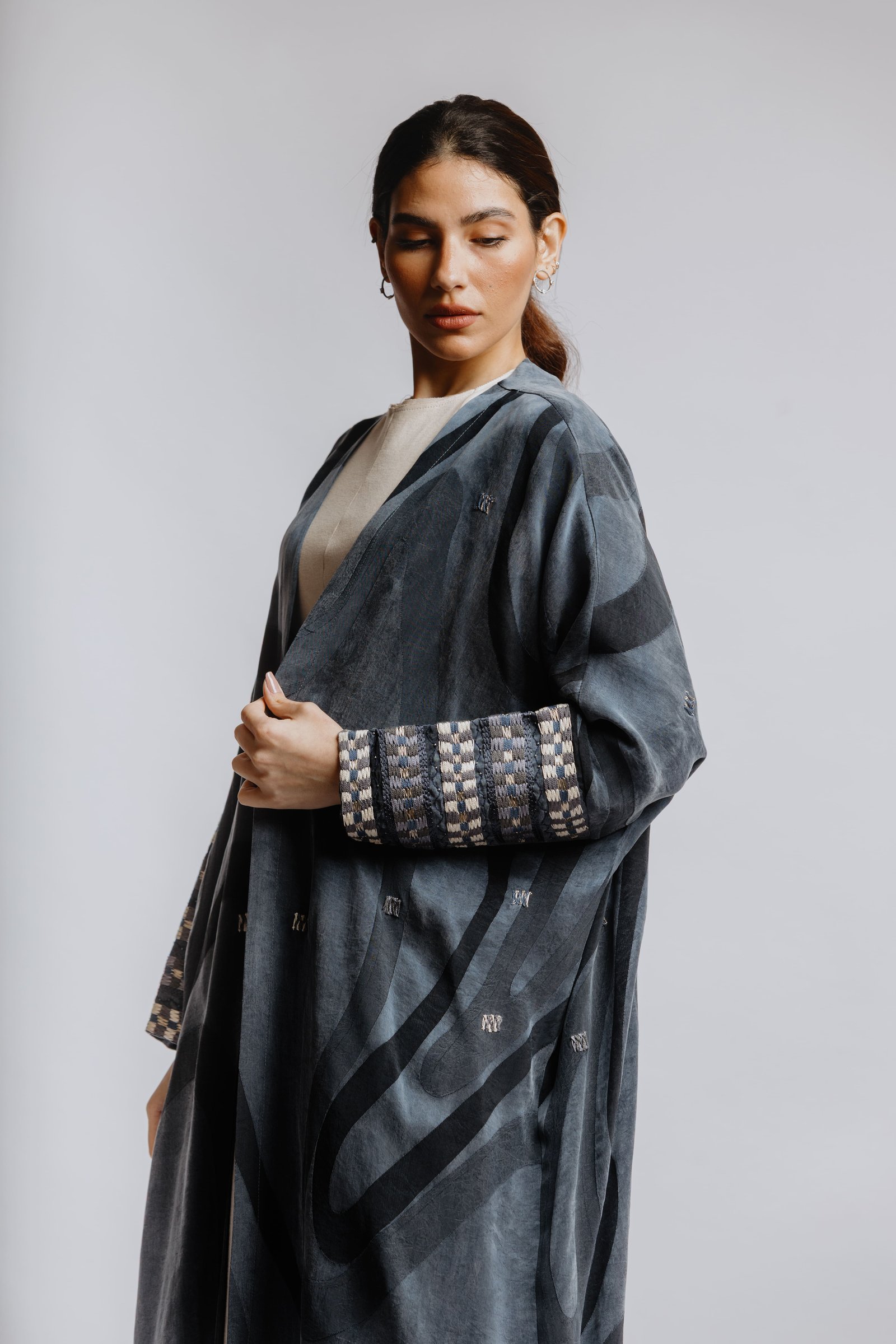Elegant Bisht Abaya - Image 4