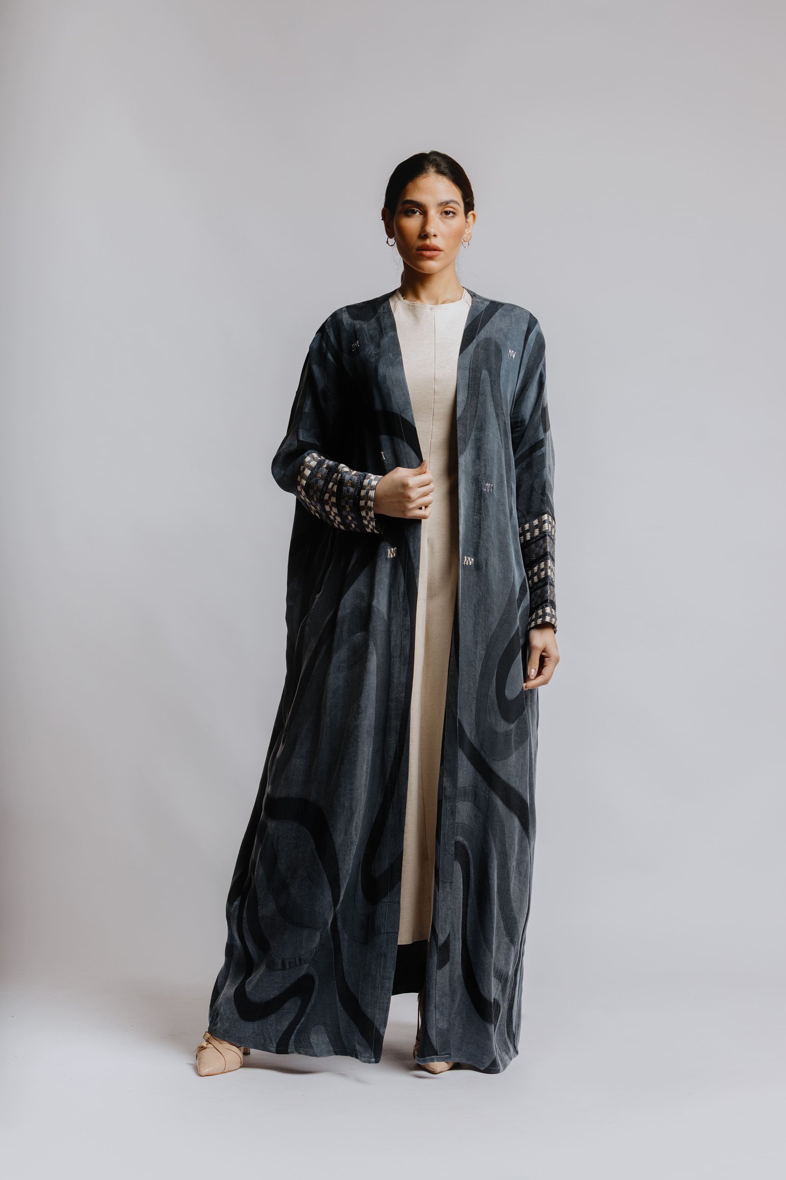 Elegant Bisht Abaya - Image 6