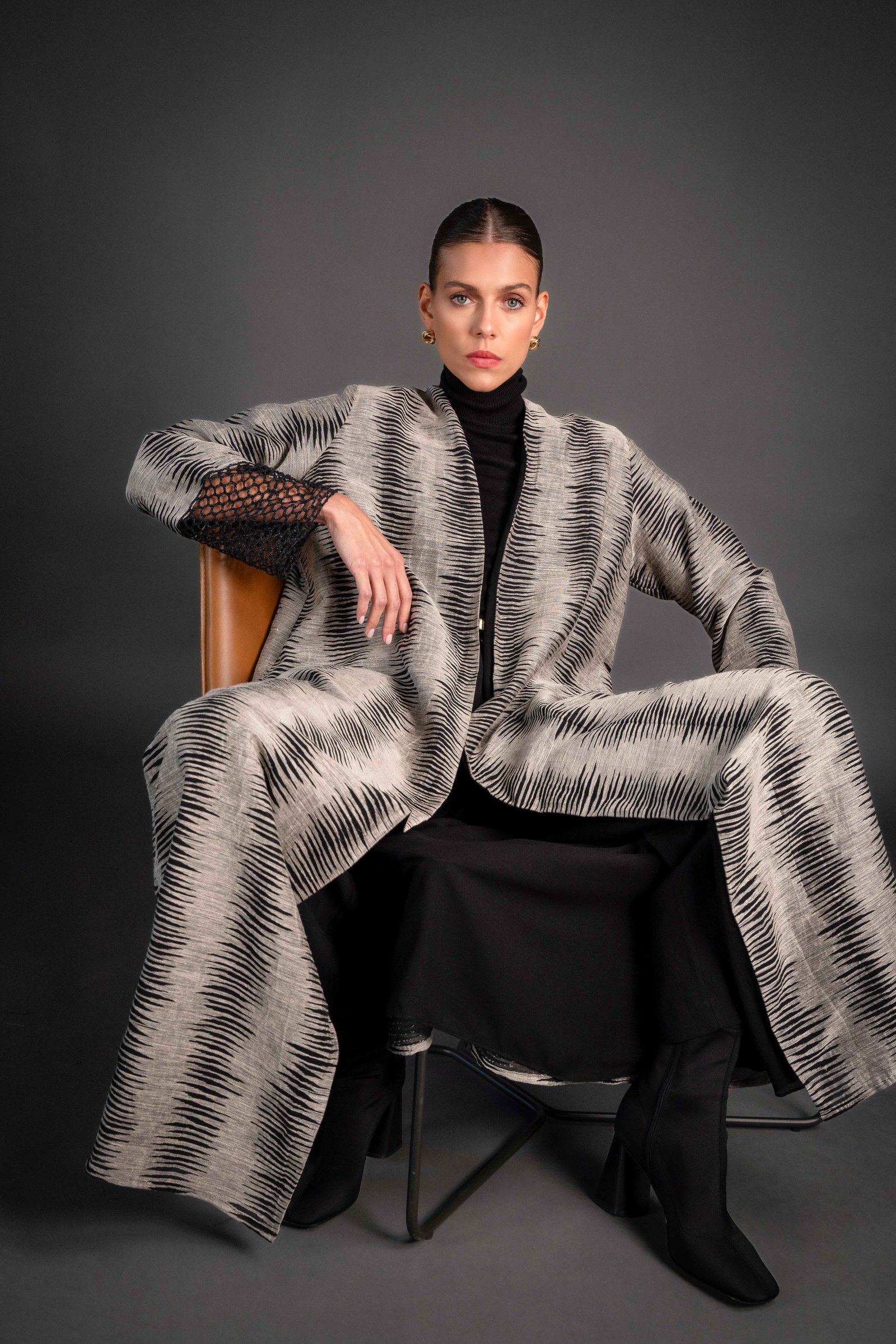 Striped abaya with lace on the sleeves - Image 5