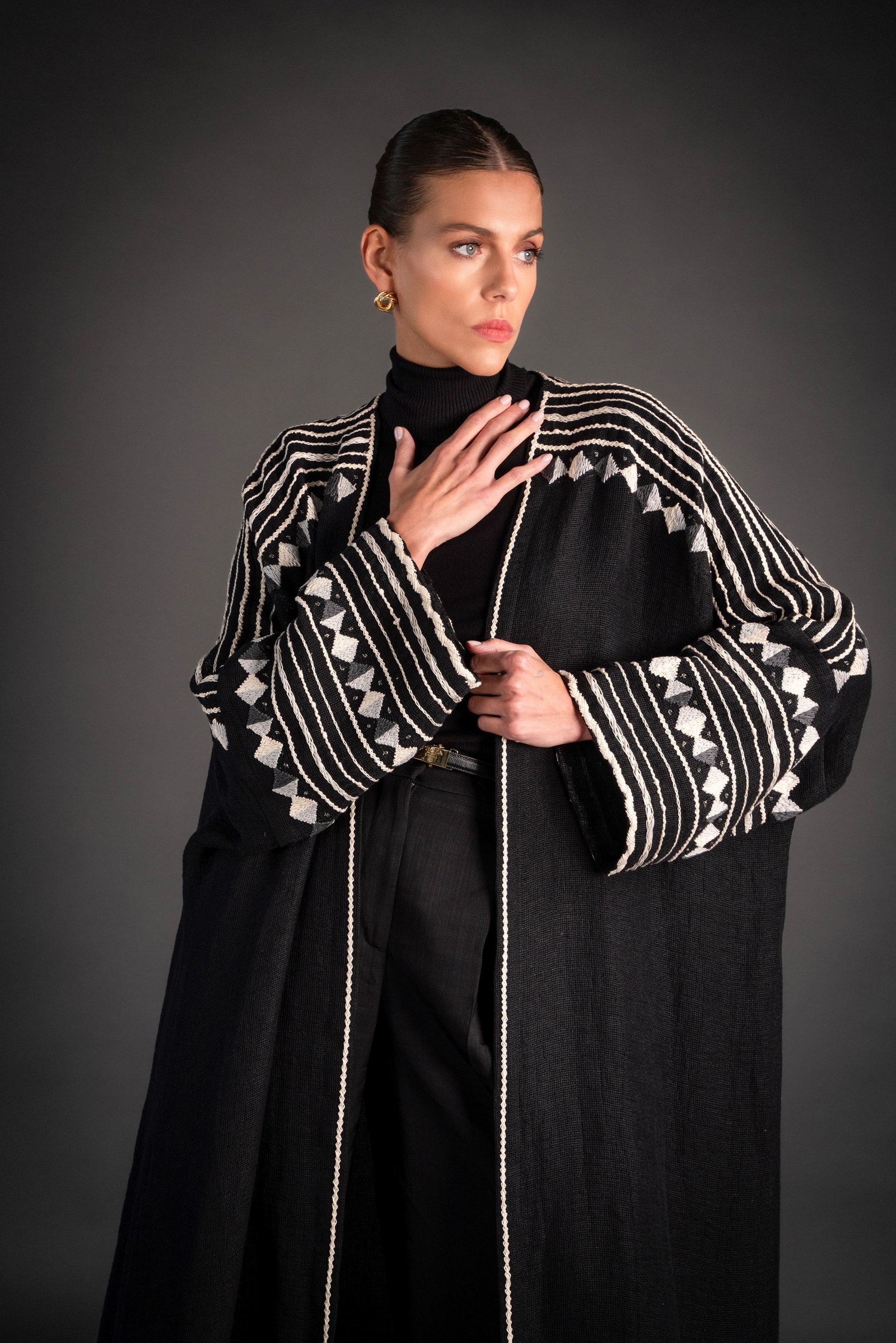 Bisht embroidery on the shoulder and sleeve - Image 5