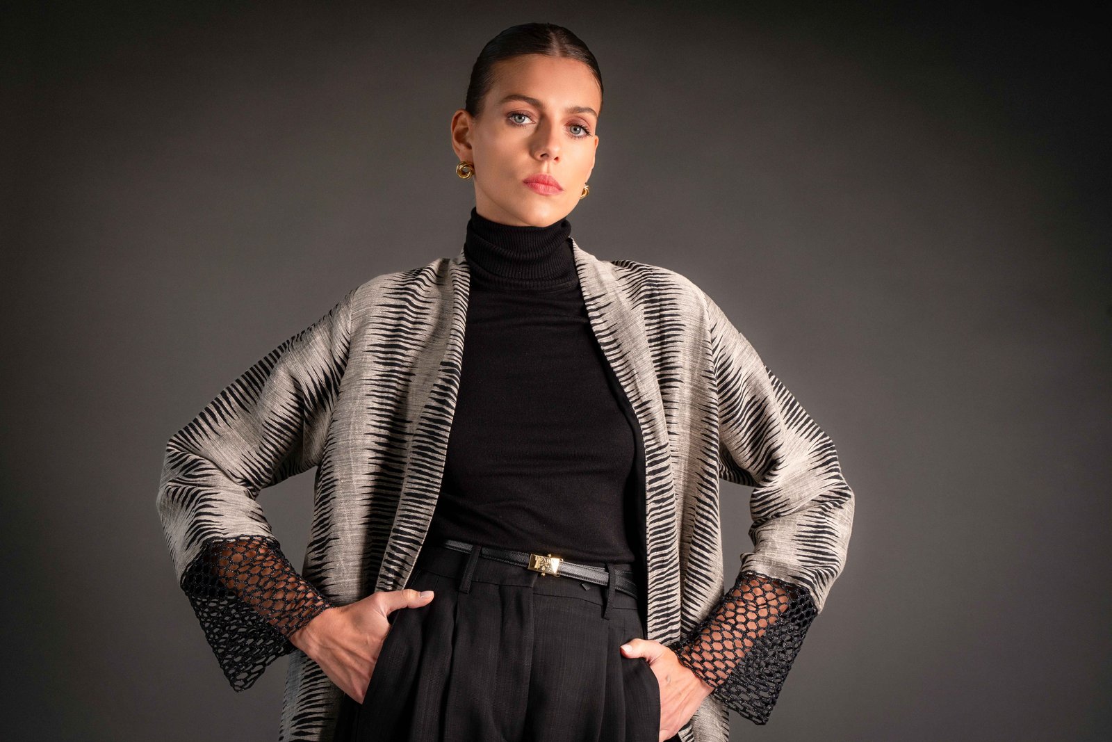 Striped abaya with lace on the sleeves - Image 6