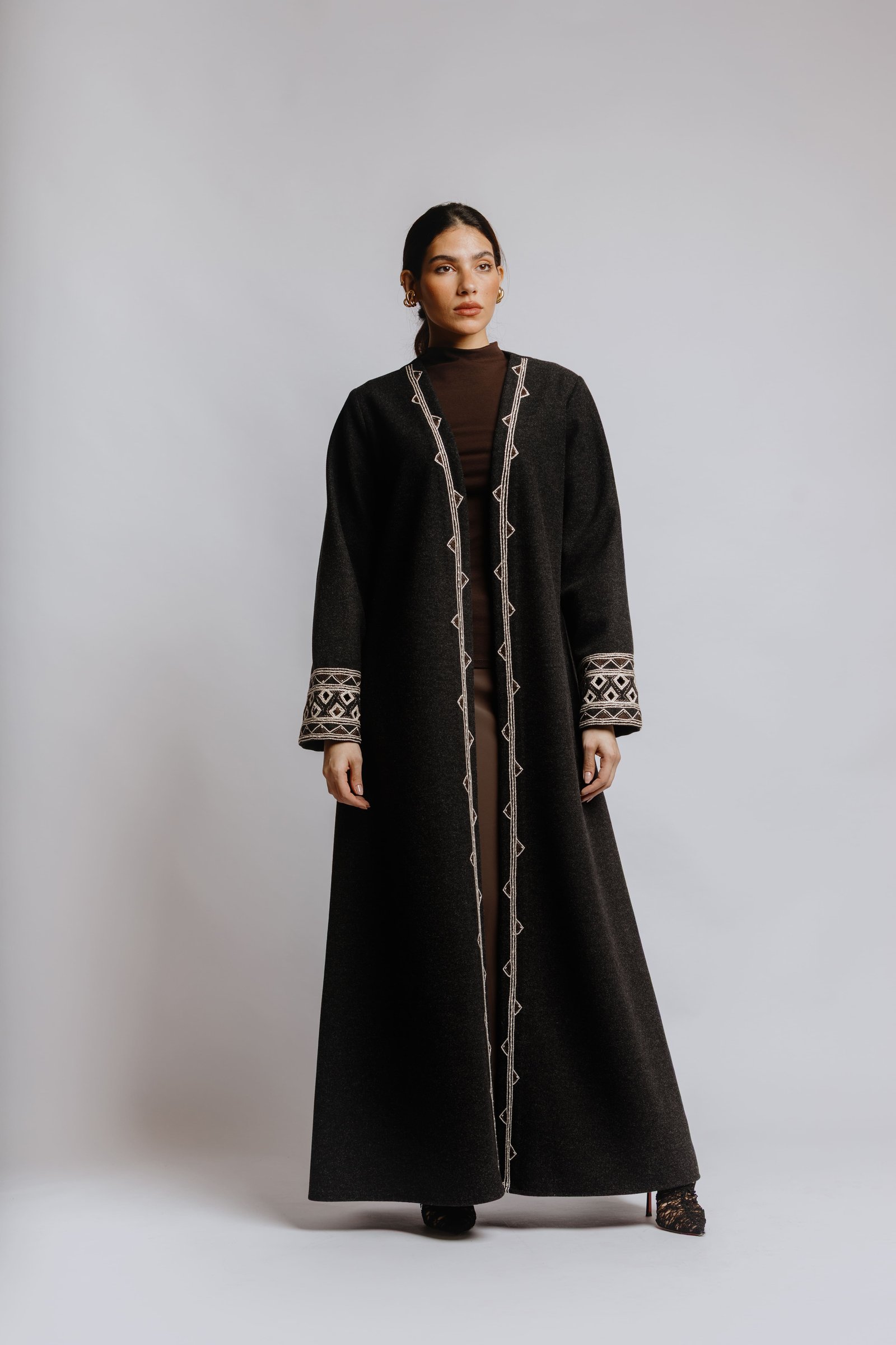 Wool abaya with embroidery - Image 2