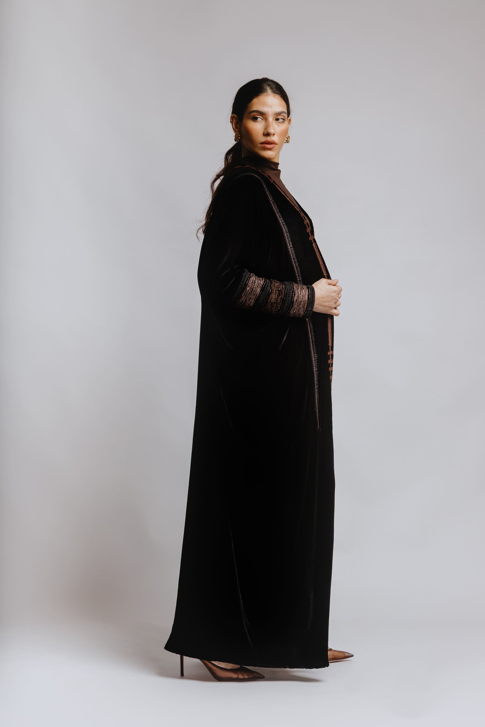 Velvet bisht abaya with embroider - Image 3