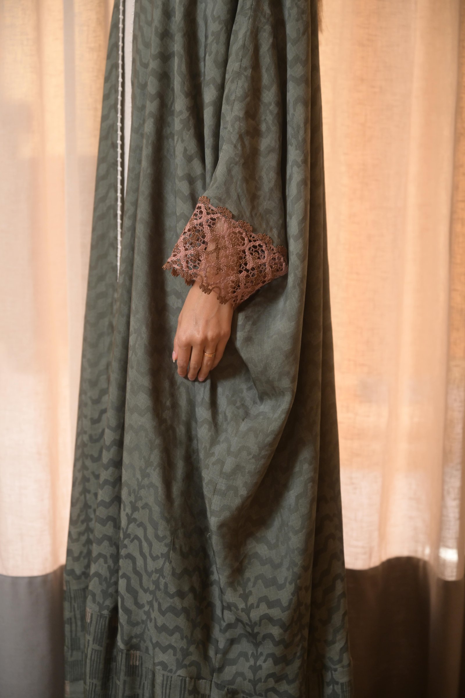 Dark printed linen bisht abaya - Image 4