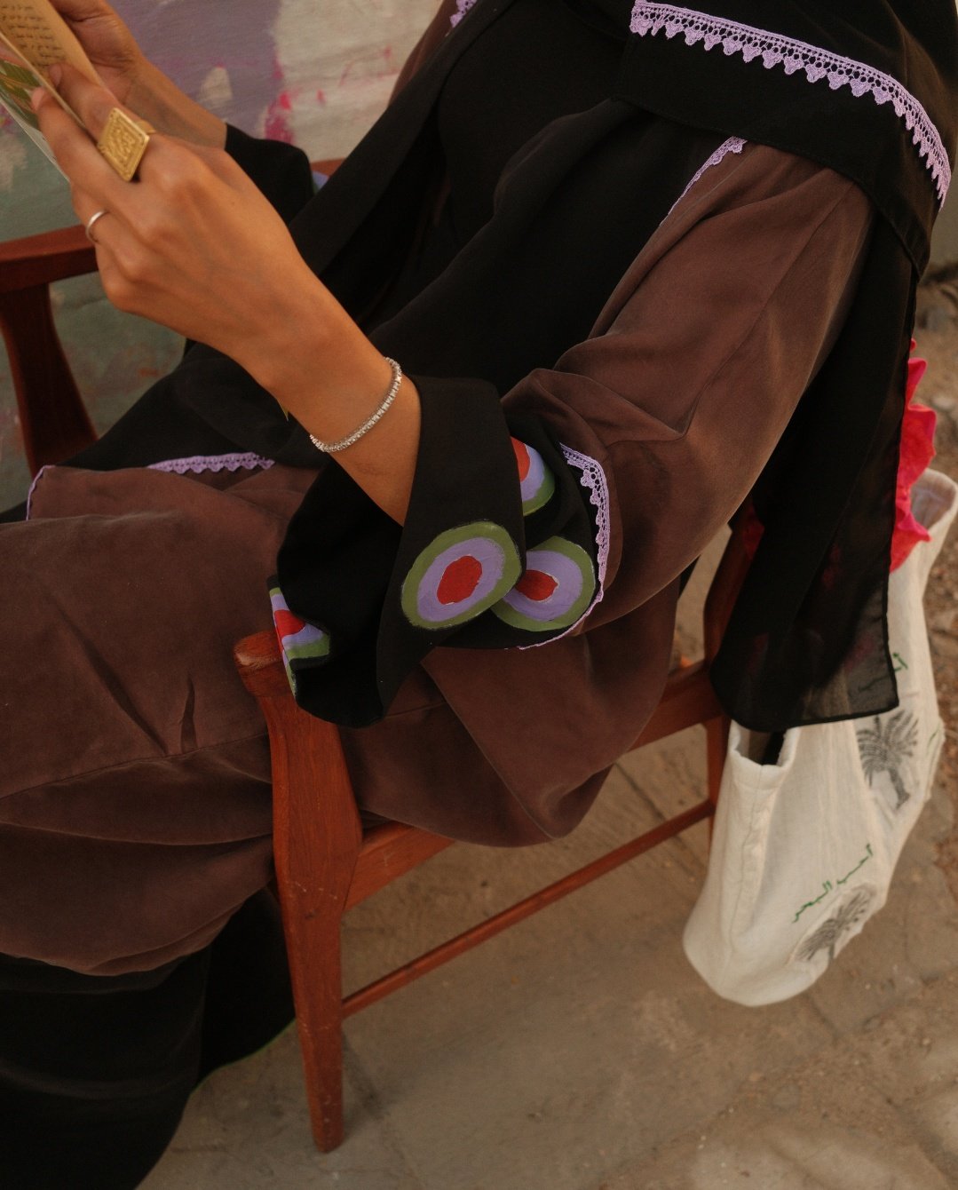 عباية الفنانة  - صورة 3