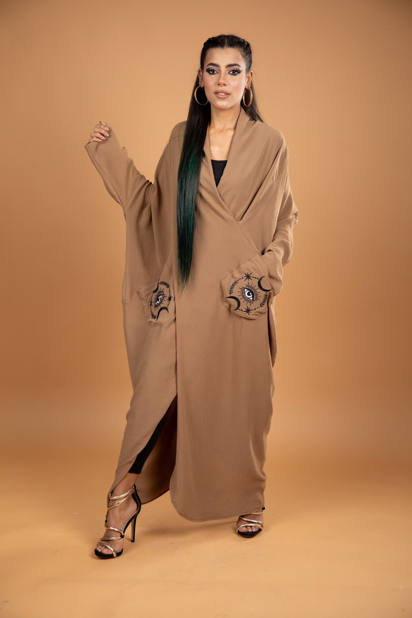 Asymmetric Oversized Eye Embroidery Top - صورة 3