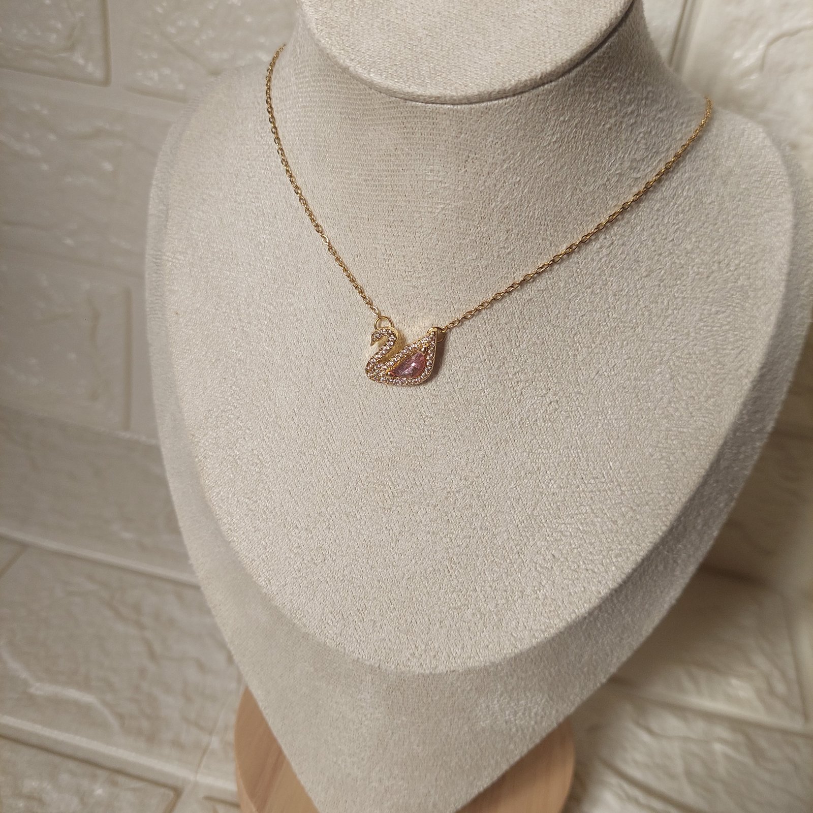 Pink Swan Necklace - صورة 2