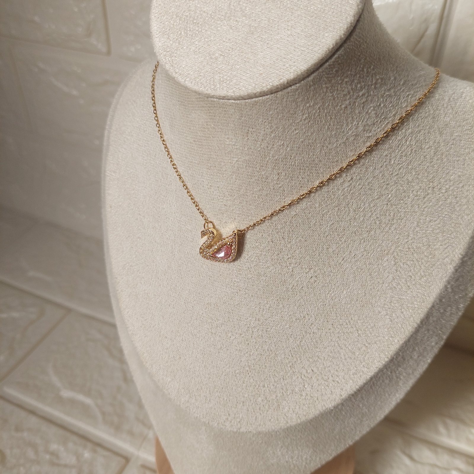Pink Swan Necklace - صورة 3