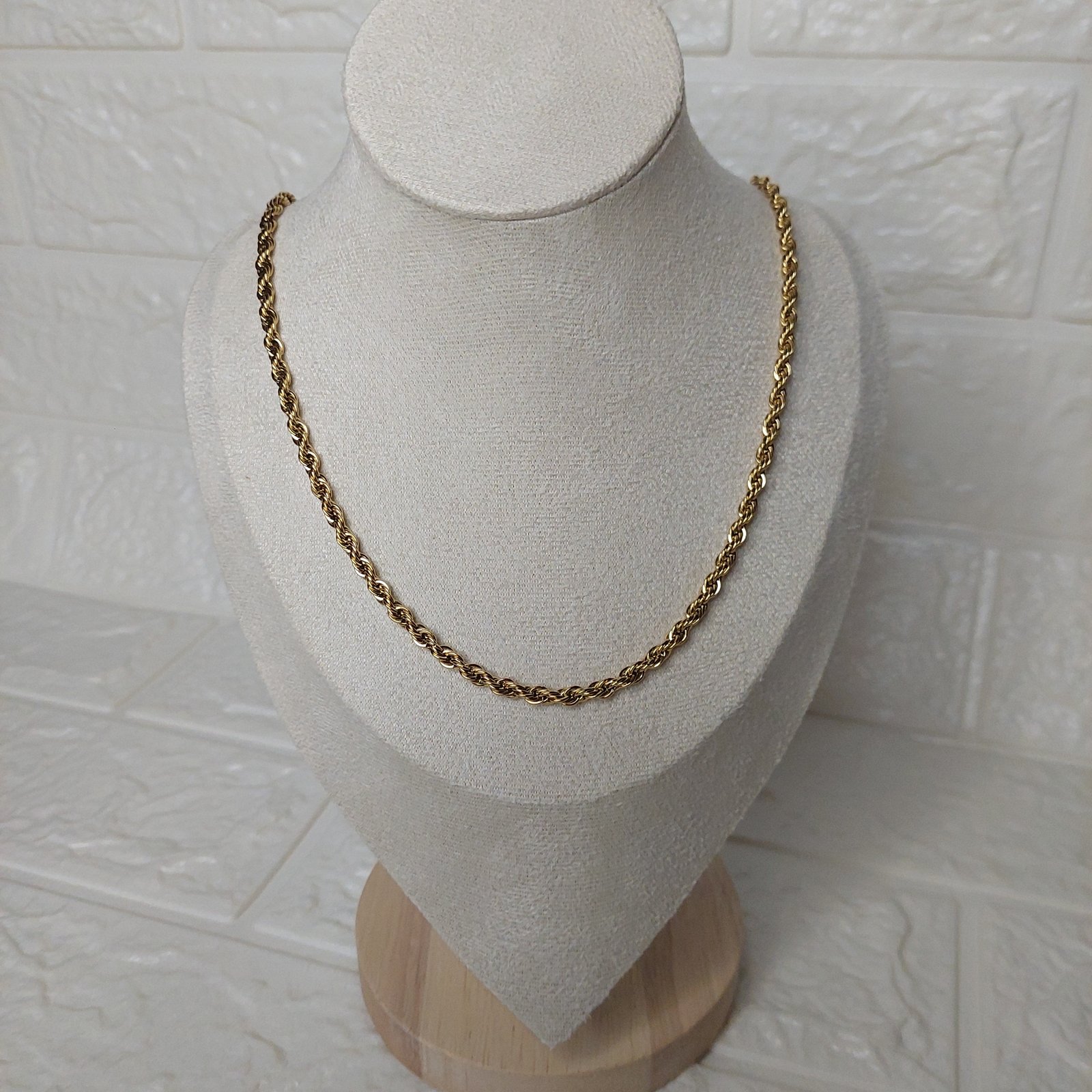 Minimal Twisted Rope Necklace - صورة 3