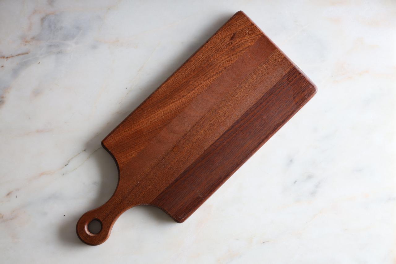 لوح تقطيع خشبي 25x14 cm مع نقش خاص بالطلب - Image 1