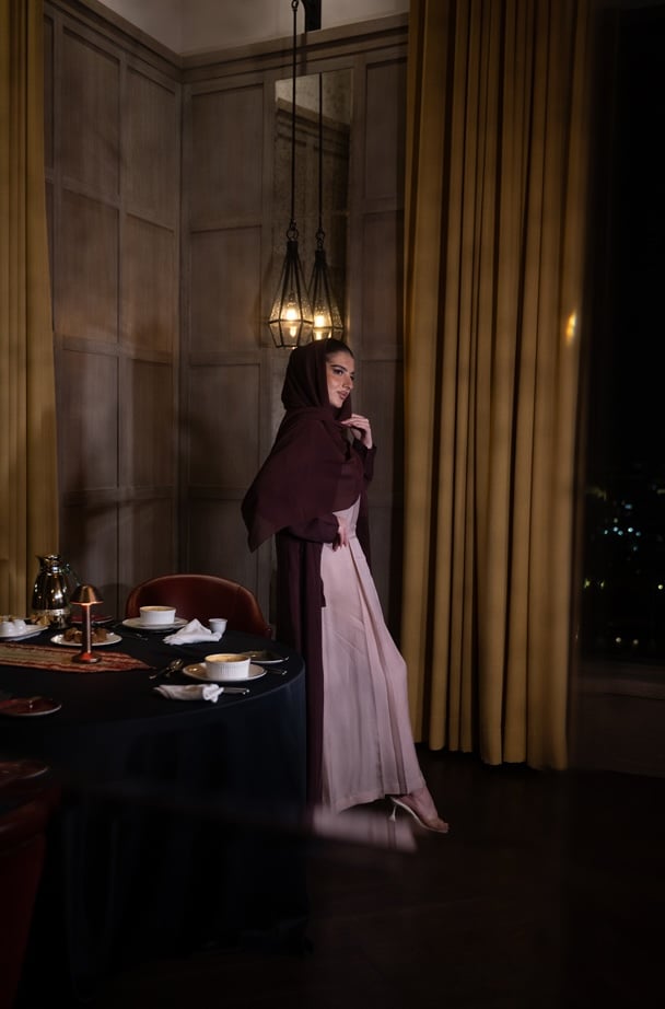 Burgundy abaya with an inner dress - Image 2