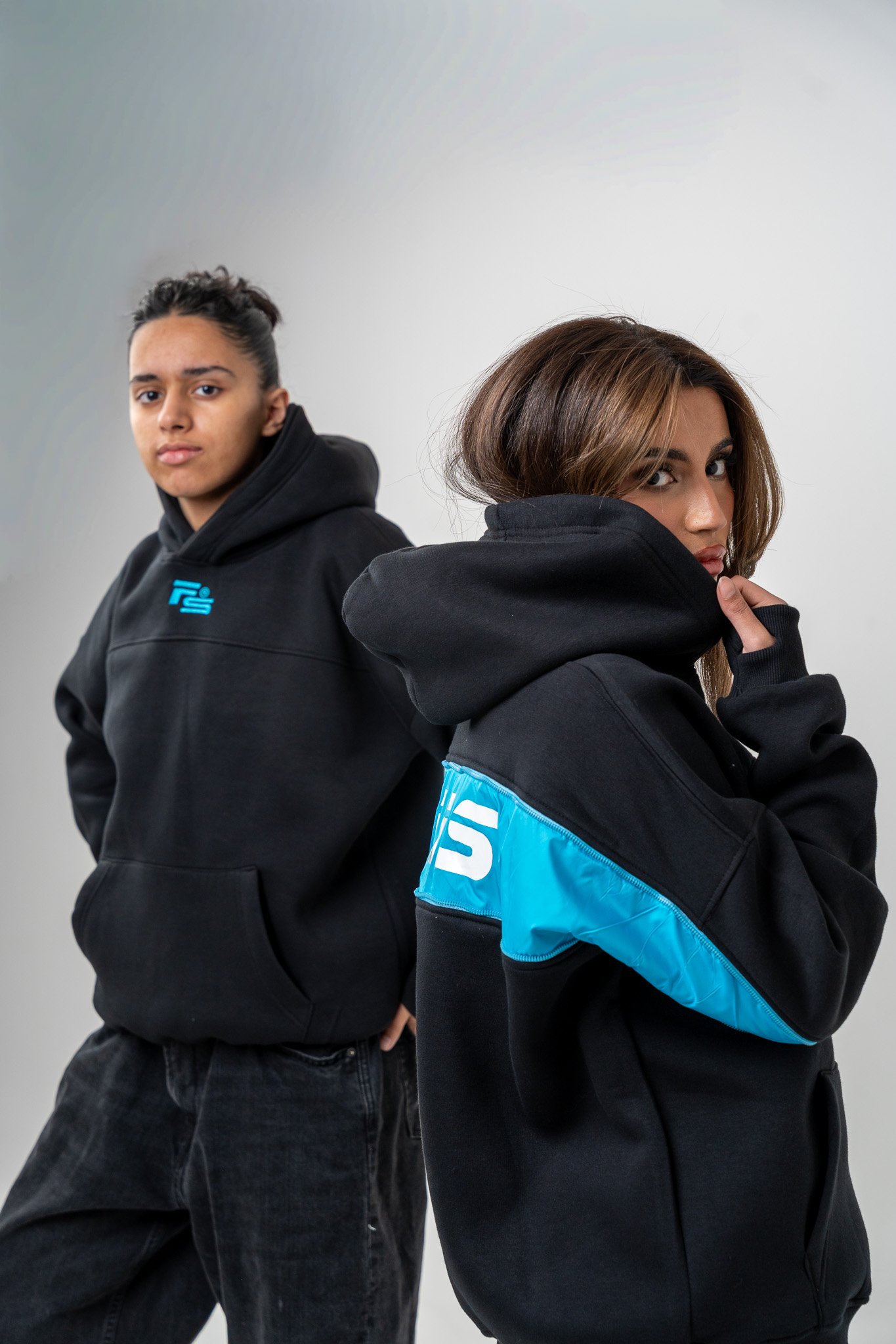 HOODIE - BLACK NYLON BLUE FOCUS LOGO - صورة 1