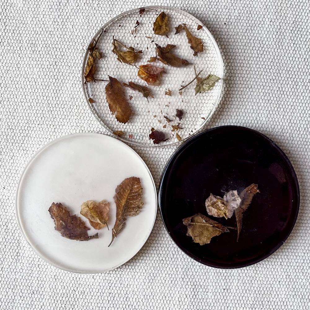 Dark brown, off white & peach floral coasters set - صورة 3