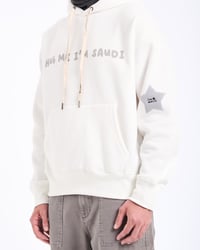 HUG ME I'M SAUDI هودي - أبيض  - صورة 7