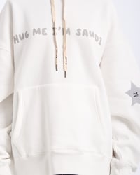 HUG ME I'M SAUDI هودي - أبيض  - صورة 8