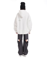 HUG ME I'M SAUDI هودي - أبيض  - صورة 5
