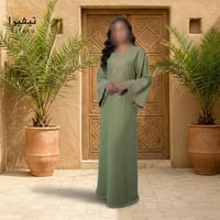 جلابية كتان بتطريز ناعم تصميم واسع وأنيق - صورة 1