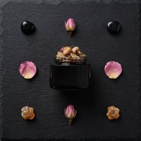 لبان مسقى بالورد - صورة 1