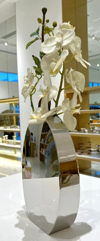 Vertical Oval S/Steel Vase - صورة 3