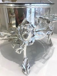 Medium Rounded Silver Chafing Dish with Roses Décor - صورة 5