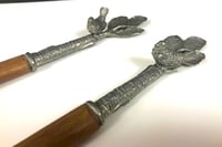 Salad Server Set with Decorative Birds - صورة 5