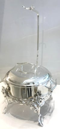 Medium Rounded Silver Chafing Dish with Roses Décor - صورة 2