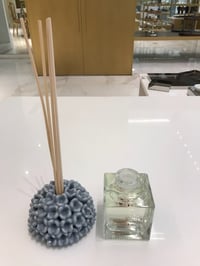 Scent Diffuser Clear Bottle with Lid in Pearl Grey Color - صورة 5
