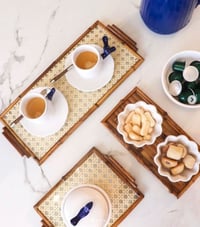 Medium Rectangular Bamboo Tray with Natural Straw & Glass Bottom - صورة 9