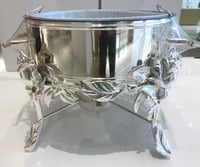Medium Rounded Silver Chafing Dish with Roses Décor - صورة 4