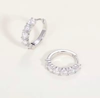 Bold Elegance حلق هوب مويسانيت (Moissanite) 4mm  | فضة 925 - Image 3