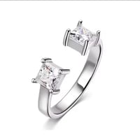 خاتم مويسانيت مفتوح حجرين Princess Cut | فضة 925 مطلية ذهب أبيض 18K | قابل للتعديل - Image 2