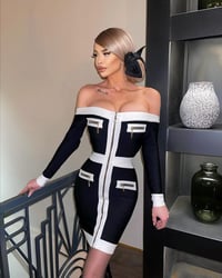 فستان مكشوف الأكتاف قصير - صورة 1