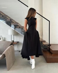 فستان بلا أكمام للركبة - صورة 1