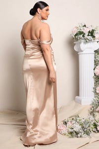 فستان مكشوف الأكتاف طويل - صورة 9