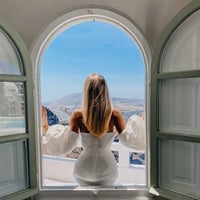 فستان مكشوف الأكتاف قصير - صورة 4