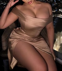 فستان مكشةف الأكتاف للركبة - صورة 1