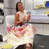 فستان بلا أكمام للركبة - صورة 1