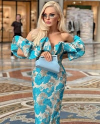 فستان مكشوف الأكتاف للركبة - صورة 1
