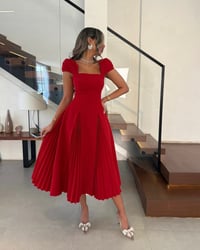 فستان بأكمام قصيرة للركبة - صورة 1