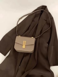 حقيبة كتف بتفاصيل جذابة - Image 2