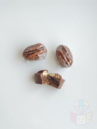 شوكولاتة فاخرة بالبيكان و الكراميل المملح - Image 1