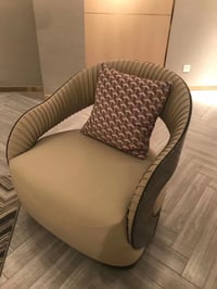 كرسي مفرد جلد جملي خشب بني لامع غامق - صورة 1