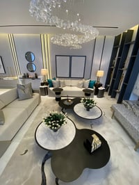 طاولة وسط ثلاث دوائر خشب بني غامق مع رخام ابيض - صورة 2