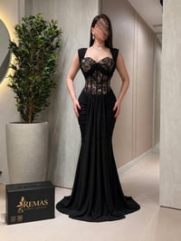 فستان سهرة فاخر بتصميم أنثوي - صورة 1