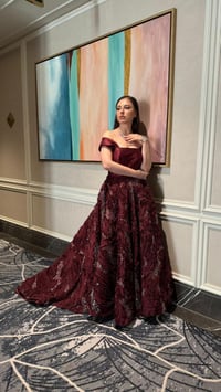 فستان سهرة خمري ملكي بقصة أوف شولدر وتنورة فخمة - صورة 1