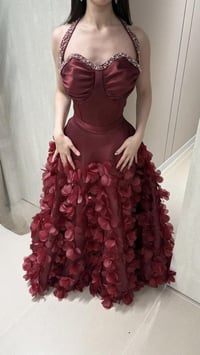 فستان سهرة فاخر باللون العنابي بتصميم ورود ثلاثية الأبعاد - Image 5