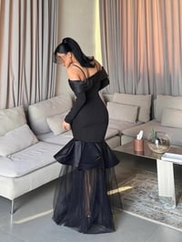 فستان سهرة أسود فاخر بقصة ميرميد وكورسيه أنثوي – تصميم درامي بالتول الشفاف - صورة 3