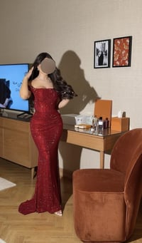 فستان سهرة فاخر باللون الأحمر اللامع - Image 5